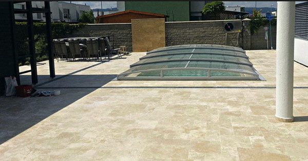 Potrebujete odolnú dlažbu? Vyskúšajte travertín